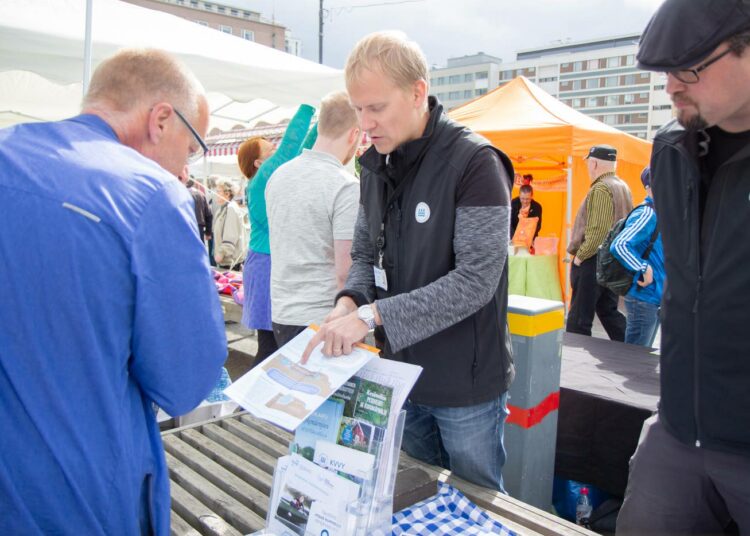 Lauri Sillantie ja Antero Uurtamo Kokemäenjoen vesistön vesiensuojeluyhdistyksestä neuvoivat Tampereella Tammelan torin Ympäristötori-tapahtuman kävijöitä jätevesiasioissa.