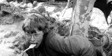 Ympäristöaktivisti oli kiinnittänyt itsensä polkupyörän lukolla kaivinkoneeseen Koijärvellä vuonna 1979.