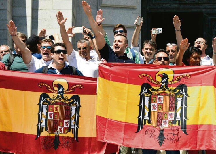 Francolaiset nostivat kätensä fasistitervehdykseen viime sunnuntaina mielenosoituksessa, jossa vastustettiin suunnitelmaa diktaattori Francisco Francon jäännösten siirtämisestä pois Kaatuneiden laakson muistomerkin kryptasta.