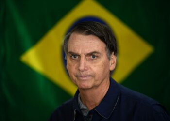 Äärioikeiston ehdokas Jair Bolsonaro äänestyspaikalla vaalien ensimmäisellä kierroksella 7. lokakuuta.