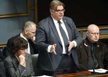 Ulkoministeriön teettämä tulosraportti paljastaa, että Sipilän hallitus on ajanut alas tuloksellista kehitysyhteistyötä. Ministeri Timo Soini puhumassa eduskunnan suullisella kyselytunnilla lokakuussa.