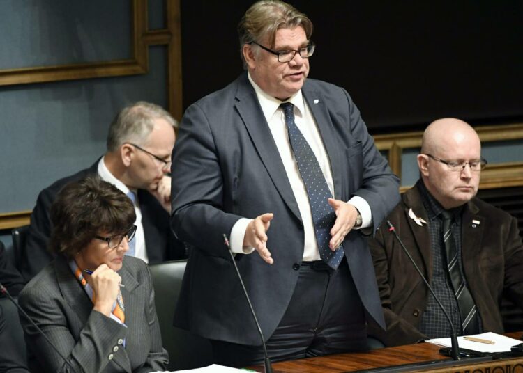 Ulkoministeriön teettämä tulosraportti paljastaa, että Sipilän hallitus on ajanut alas tuloksellista kehitysyhteistyötä. Ministeri Timo Soini puhumassa eduskunnan suullisella kyselytunnilla lokakuussa.