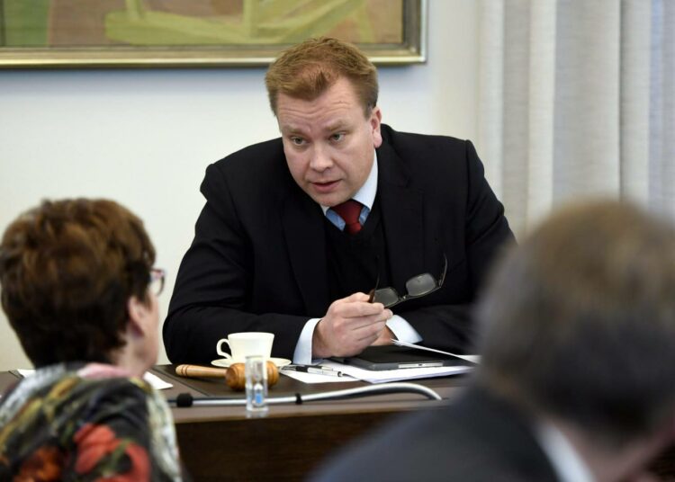 Keskustan eduskuntaryhmä koolla. Pohjois-Pohjanmaan Vasemmiston puheenjohtaja Olli Kohonen syyttää keskustaa jälkiviisastelusta Raahen sairaalan leikkaustoiminnassa.