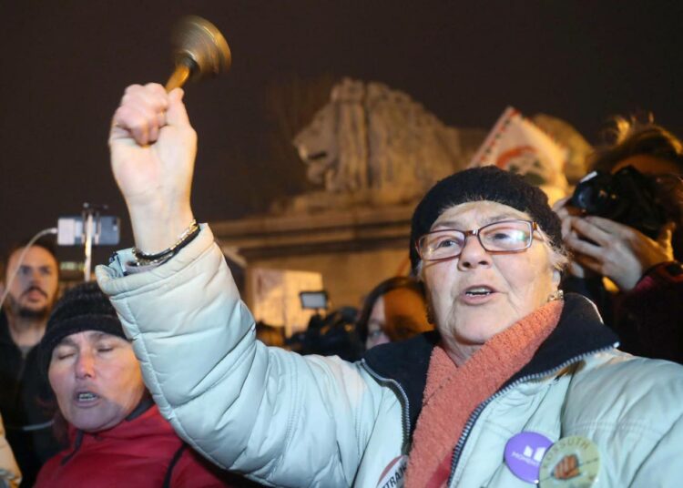 Unkarin oikeistohallitusta vastustavia mielenosoittajia tammikuussa Budapestissa.