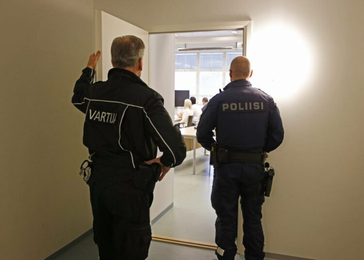 Poliisit vahdissa Oulun raiskausoikeudenkäynnissä. Valtaosa tapauksista ei tule tietoon. Rikosuhritutkimusten perusteella seksuaalisen väkivallan kohteeksi joutuu vuosittain arviolta 50 000 naista.