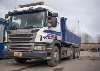 – Pelkällä kuorma-autokortilla voi ajella vain ilman kuormaa, mutta mitään ei voi kuskata ilman ammattipätevyyttä, sanoo Romu esitellen ammattilaiselta vaadittavaa korttinivaskaa.