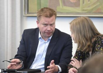 Keskustan eduskuntaryhmän puheenjohtaja Antti Kaikkonen havahtui köyhän asialle.
