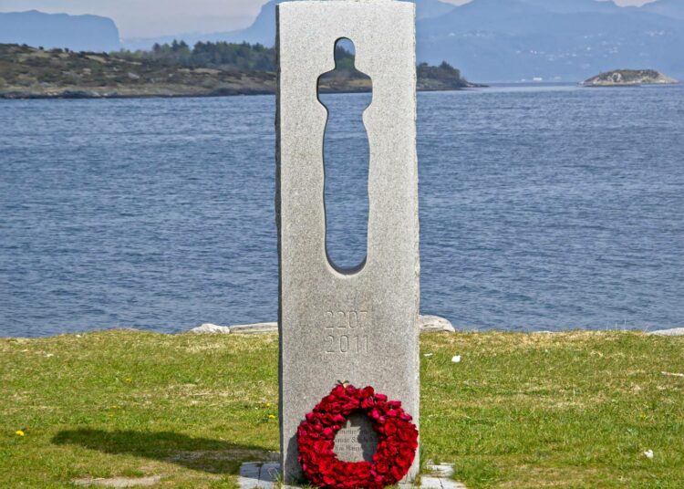 Tønsbergissa sotkettu muistomerkki on yksi 53:sta eri puolille Norjaa sijoitetusta Utøyan uhrien muistopaasista.