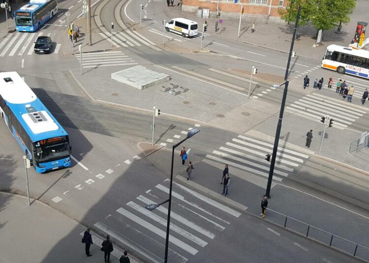 Suojatie on Liikenneturvan mukaan vain tiehen maalattuja viivoja, elleivät liikenteessä kulkijat noudata liikennesääntöjä.