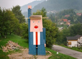 Slovenialaisen taiteilijan Tomaz Schleglin kahdeksanmetrinen puinen Trump-patsas sijaitsee Sela pri Kamnikun kylässä Sloveniassa, Donald Trumpin vaimon Melania Trumpin synnyinmaassa.