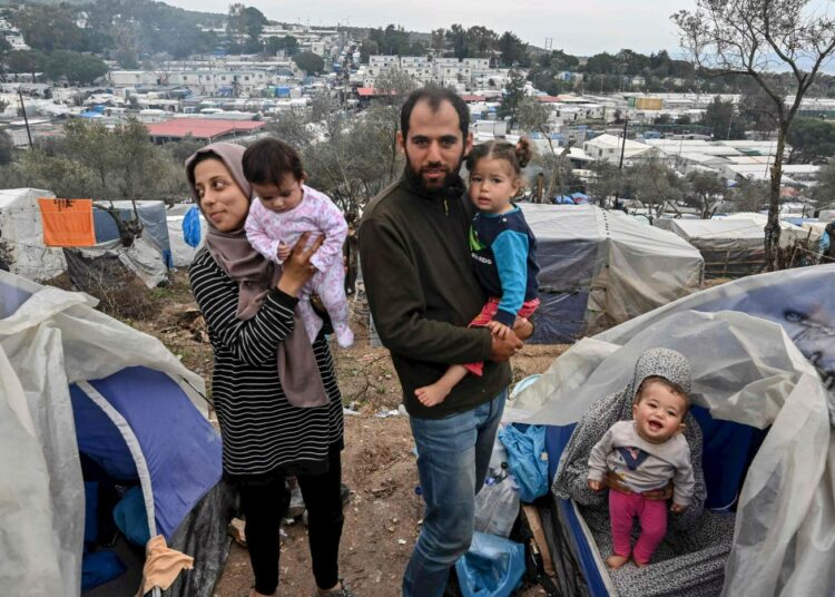 Pakolaisia Morian leirillä. Terveyspalvelujen puutteet lisäävät koronaepidemian riskiä täysillä pakolaisleireillä Kreikassa.