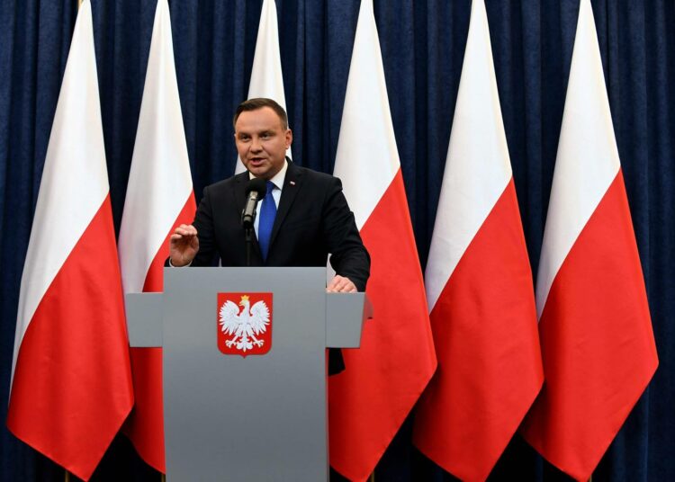 Istuva presidentti Andrzej  Duda pysyy koronakriisin aikana esillä, mutta muilla ei ole mahdollisuutta kampanjoida.