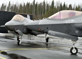 Yhdysvaltalainen F-35A-hävittäjä (kuvassa) on selvästi kallein tarjokas ja sitä puolta halvempi ruotsalainen Saab Gripen E on edullisin.