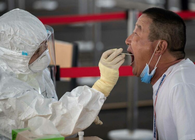Koronapandemian pahimmassa vaiheessa oli pulaa suojavarusteista kaikkialla maailmassa. Kuva Kiinasta.