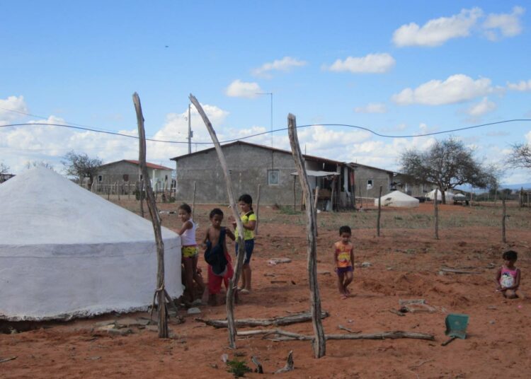 Maalaiskylässä Brasilian Pernambucossa talojen katoilta kerätty sadevesi johdetaan 16 000 litran säiliöön, josta kyläläiset saavat juoma- ja talousvetensä. Elämänlaatu on säiliön myötä kohentunut monessa kylässä, sillä kaikkiaan niitä on tähän mennessä asennettu yli miljoona.