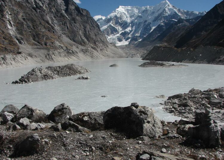 Tso Rolpan jäätikköjärvi Nepalissa, Himalajalla paisuu vaarallisesti, sillä lämpenevä ilmasto sulattaa vuoristojäätä.