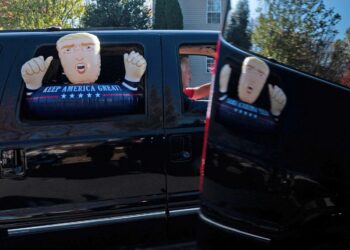 Presidentti Donald Trumpin kannattajia ajamassa hänen Virginiassa sijaitsevan golfklubinsa liepeillä.