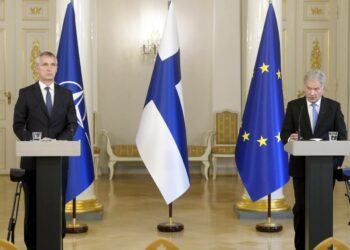 Naton pääsihteeri Jens Stoltenberg ja presidentti Sauli Niinistö tiedotustilaisuudessa maanantaina.