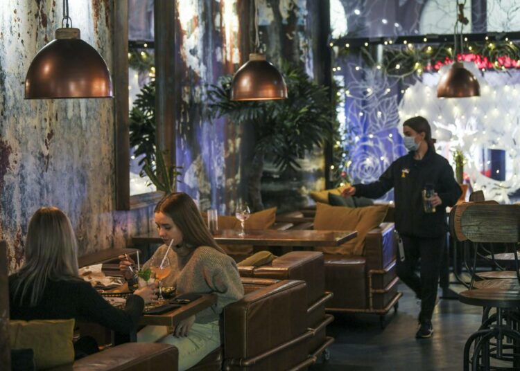 Ruokaravintoloiden aukiolo pitenee helmikuun alusta. Kuva on ravintola Amarillosta Helsingistä.