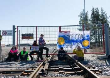 Aktivisteja Koverharin sataman portilla Elokapinan välittämässä kuvassa.