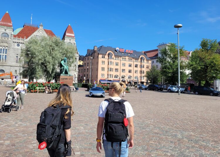 Malla ja Jani kiertävät katuja auttamassa ihmisiä.