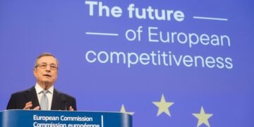 Eurooppa valitsi Maastrichtissa rahaliittoa perustaessaan taloudellisesti ja sosiaalisesti kestämättömän kasvumallin, arvioi EKP:n entinen pääjohtaja Mario Draghi syyskuussa julkaistussa Euroopan kilpailukykyä koskevassa raportissaan.