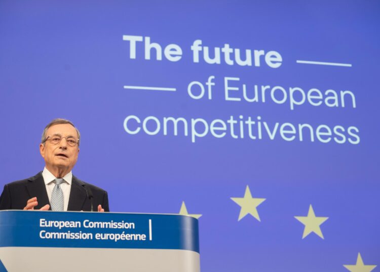 Eurooppa valitsi Maastrichtissa rahaliittoa perustaessaan taloudellisesti ja sosiaalisesti kestämättömän kasvumallin, arvioi EKP:n entinen pääjohtaja Mario Draghi syyskuussa julkaistussa Euroopan kilpailukykyä koskevassa raportissaan.