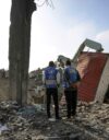 YK:n työntekijät kuvattiin 10. toukokuuta UNRWA:n entisen koulun raunioilla.
