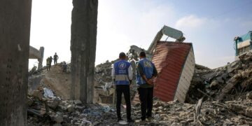 YK:n työntekijät kuvattiin 10. toukokuuta UNRWA:n entisen koulun raunioilla.