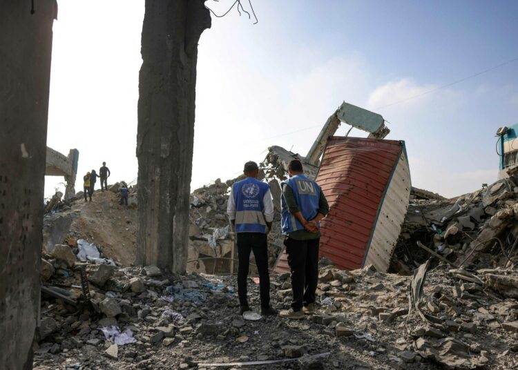 YK:n työntekijät kuvattiin 10. toukokuuta UNRWA:n entisen koulun raunioilla.