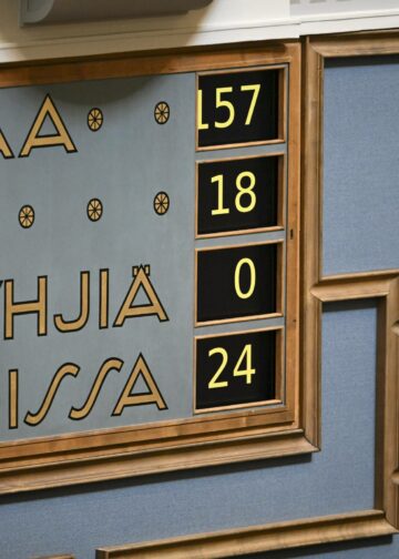 Eduskunta hyväksyi Ottawan sopimuksesta irtautumisen äänin 157-18.