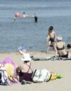 Kokoomus suunnittelee lisää sosiaaliturvan leikkauksia lämpimästä loppukesästä nauttiville suomalaisille.