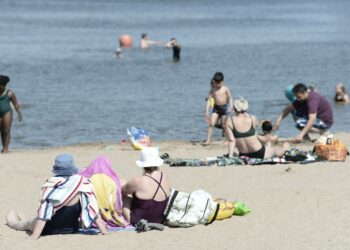 Kokoomus suunnittelee lisää sosiaaliturvan leikkauksia lämpimästä loppukesästä nauttiville suomalaisille.