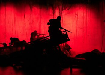 Lavastukset ja äänimaailmat ovat kekseliäitä pitkin näytelmää.