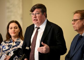 Työelämä- ja tasa-arvovaliokunnan puheenjohtaja Arto Satonen, kokoomuksen kansanedustaja Karoliina Partanen ja valiokunnan varapuheenjohtaja, SDP:n kansanedustaja Lauri Lyly esittelivät potkulakimietintöä torstaina.