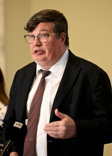 Työelämä- ja tasa-arvovaliokunnan puheenjohtaja Arto Satonen, kokoomuksen kansanedustaja Karoliina Partanen ja valiokunnan varapuheenjohtaja, SDP:n kansanedustaja Lauri Lyly esittelivät potkulakimietintöä torstaina.