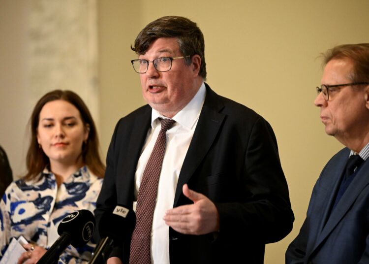 Työelämä- ja tasa-arvovaliokunnan puheenjohtaja Arto Satonen, kokoomuksen kansanedustaja Karoliina Partanen ja valiokunnan varapuheenjohtaja, SDP:n kansanedustaja Lauri Lyly esittelivät potkulakimietintöä torstaina.