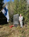 Erkki Lehtinen kuvattuna punaisten muistomerkillä Nurmijärven Ketunnummella.