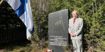 Erkki Lehtinen kuvattuna punaisten muistomerkillä Nurmijärven Ketunnummella.