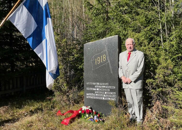 Erkki Lehtinen kuvattuna punaisten muistomerkillä Nurmijärven Ketunnummella.