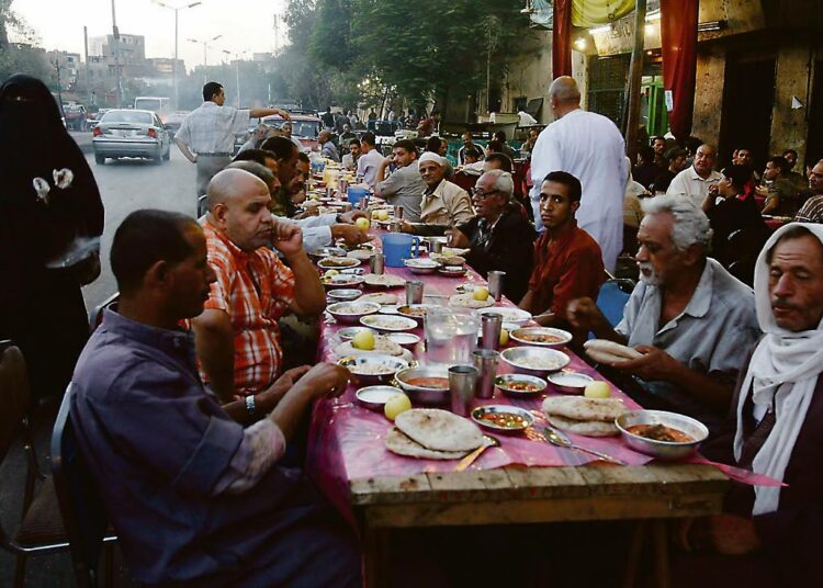 Elintarvikkeiden hinnannousu on aiheuttanut ruokamellakoita mm. Egyptissä. Kuvassa kairolaisia auringonlaskun jälkeisellä aterialla ramadanin aikana syyskuussa.