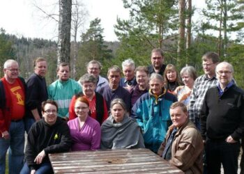 Kuvassa istumassa ehdokkaat Kati Tyystjärvi, Johanna Puranen ja Leena Tuomisto sekä Heikki Järveläinen.
