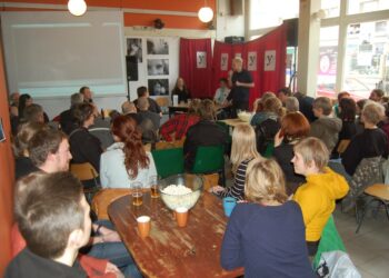 Ravintola Vakiopaineen tilat kävivät ahtaaksi Kaupunki.Nyt -keskustelutilaisuuden aikana.