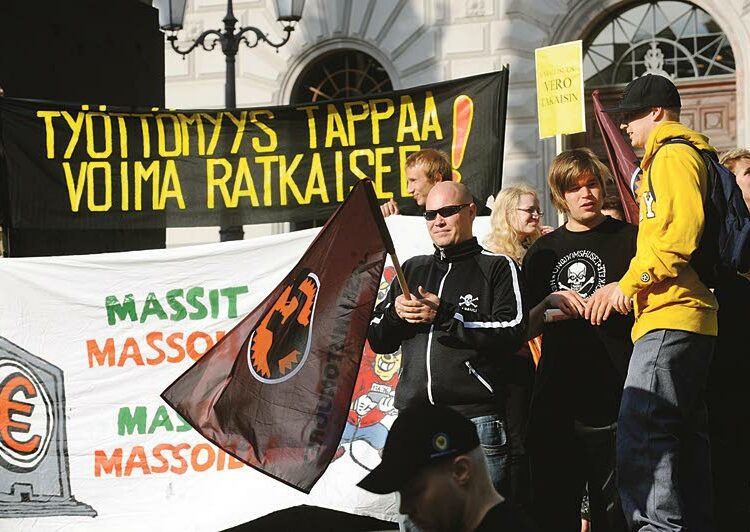 Vasemmistonuoret olivat evästämässä budjettineuvottelijoita Säätytalon edustalla Helsingissä elokuussa 2009.