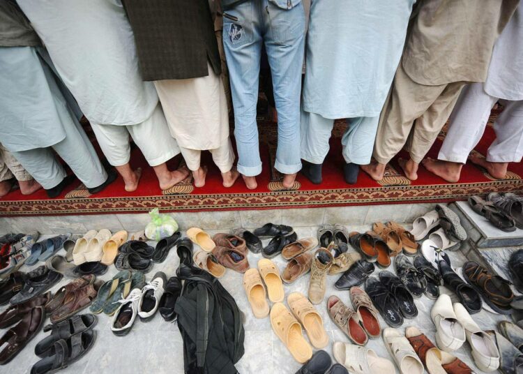 Miehiä perjantairukouksissa kabulilaisessa moskeijassa. Maalliseksi puolueeksi julistautuminen tietää vaikeuksia Afganistanissa.