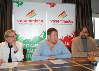 Sirpa Puhakka, Paavo Arhinmäki ja Harri Moisio puoluevaltuuston kokouksen tiedotustilaisuudessa.