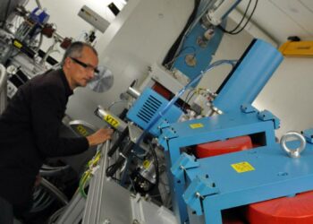 Yli-insinööri Pauli Heikkinen ja tarpeeseen tullut uusi hiukkaskiihdytin.