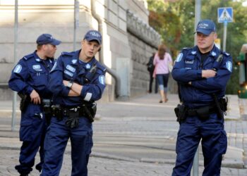 Poliisin henkilöstö on henkilöstöbarometrin mukaan tyytymätön poliisin hallintorakenteen uudistuksen toteutumiseen.