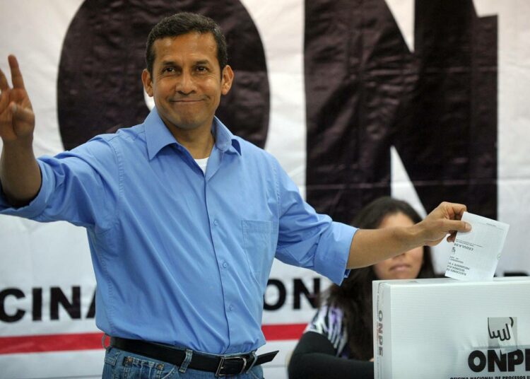 Presidenttiehdokas Ollanta Humala äänestämässä vaalien toisella kierroksella sunnuntaina Limassa.