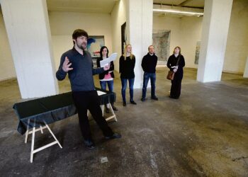 Vasemmalta: taiteilijat Markus Kåhre, Terike Haapoja, Tellervo Kalleinen, Jussi Kivi ja Elina Merenmies esittelivät  ehdotustaan uudenlaisesta museosta galleria Forum Boxissa.